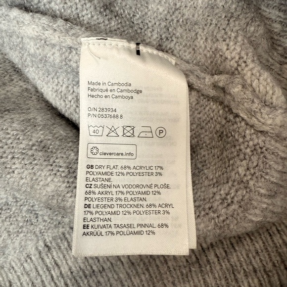 3/$30 - H&M Cozy Light Gray Women's Turtleneck Sweater - Picture 5 of 5